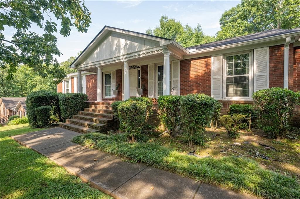 6 bedroom, 3 bathroom, 4,311 sq ft single family residence for sale at 206 Sherwood Drive, Calhoun, GA 30701 — photo 3