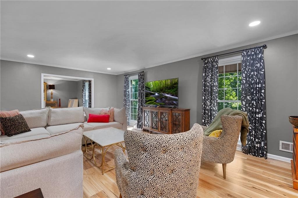 6 bedroom, 3 bathroom, 4,311 sq ft single family residence for sale at 206 Sherwood Drive, Calhoun, GA 30701 — photo 7
