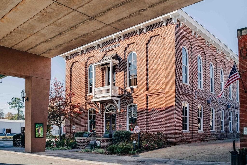 5 bedroom, 5 bathroom, 2,886 sq ft single family residence for sale at 6 Putnam Place, Cartersville, GA 30120 — photo 6