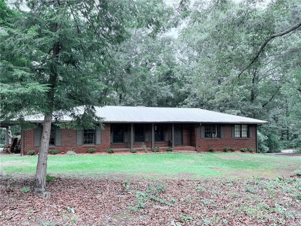 3 bedroom, 2 bathroom, 1,976 sq ft single family residence under contract at 6762 Mason Creek Road, Douglasville, GA 30135