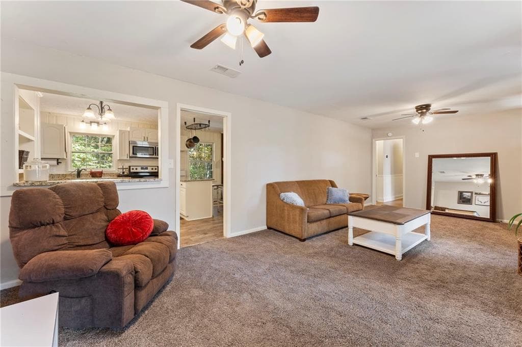 3 bedroom, 2 bathroom, 1,976 sq ft single family residence under contract at 6762 Mason Creek Road, Douglasville, GA 30135 — photo 6