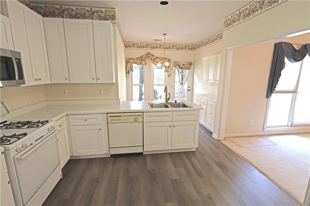 3 bedroom, 2 bathroom, 1,760 sq ft single family residence under contract at 2813 Colleton Drive, Marietta, GA 30066 — photo 6
