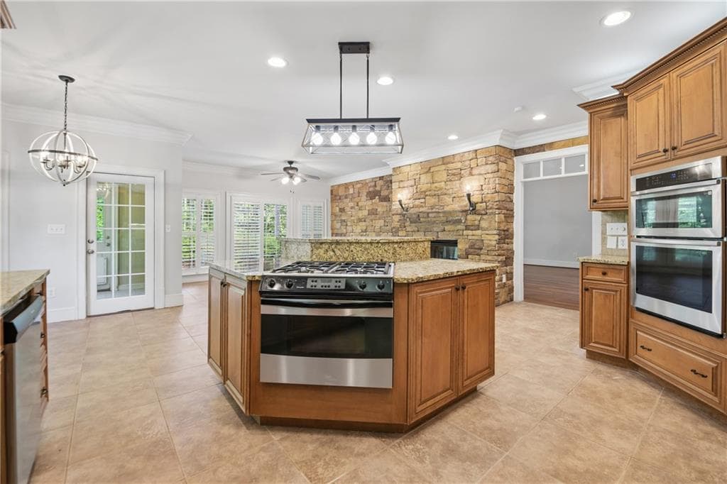 7 bedroom, 6 bathroom, 5,370 sq ft single family residence under contract at 1038 Overlook Drive, Villa Rica, GA 30180 — photo 2