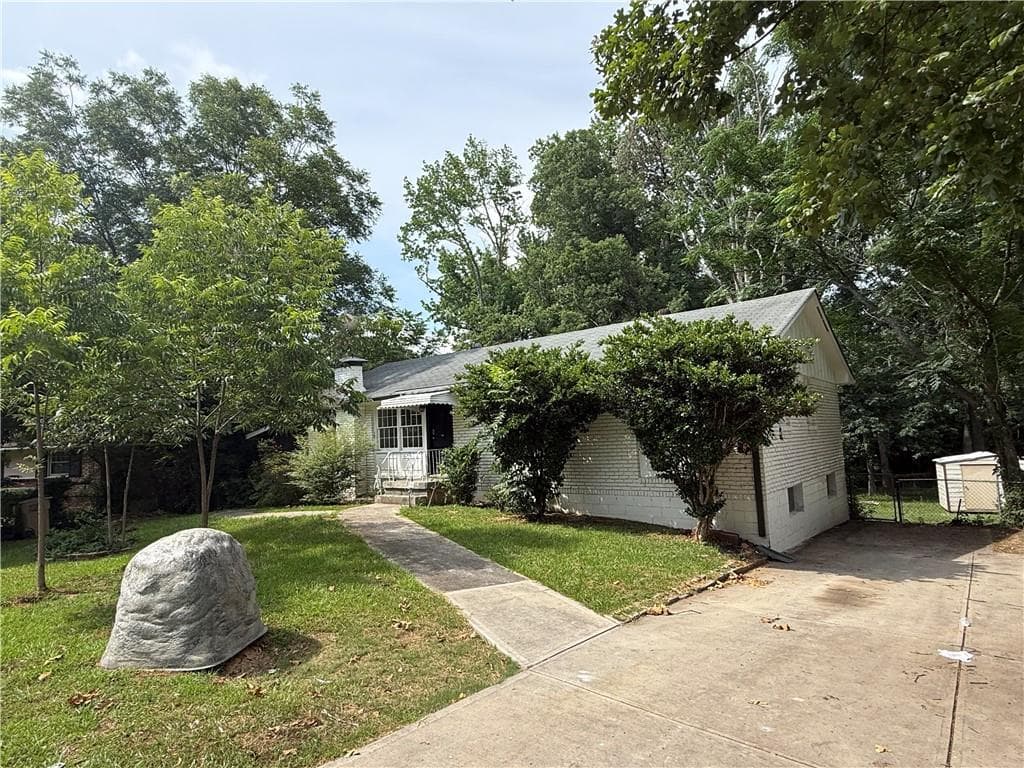 4 bedroom, 2 bathroom, 2,114 sq ft single family residence for sale at 868 King Road, Jonesboro, GA 30236 — photo 3