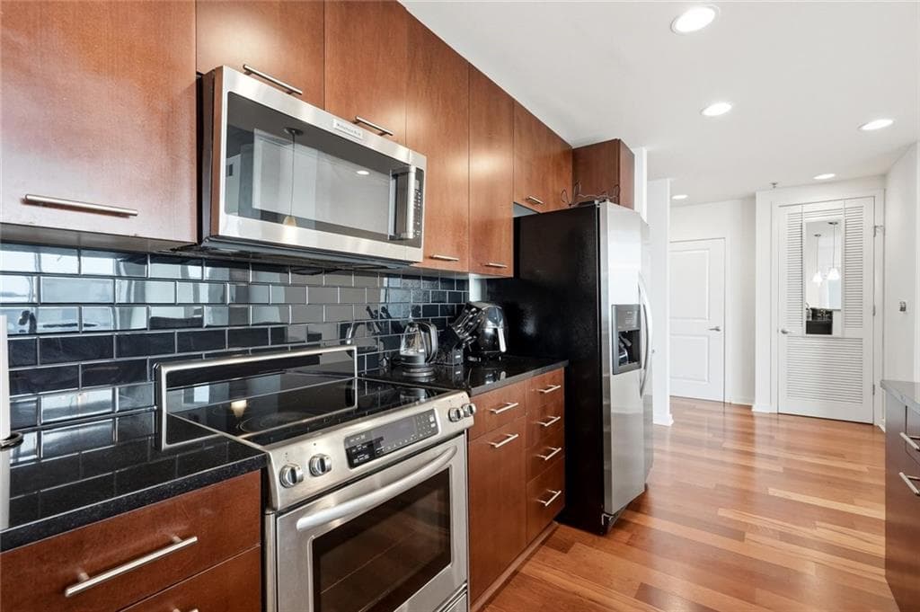 2 bedroom, 2 bathroom, 1,245 sq ft condominium for sale at 3324 Peachtree Road 2202, Atlanta, GA 30326 — photo 9