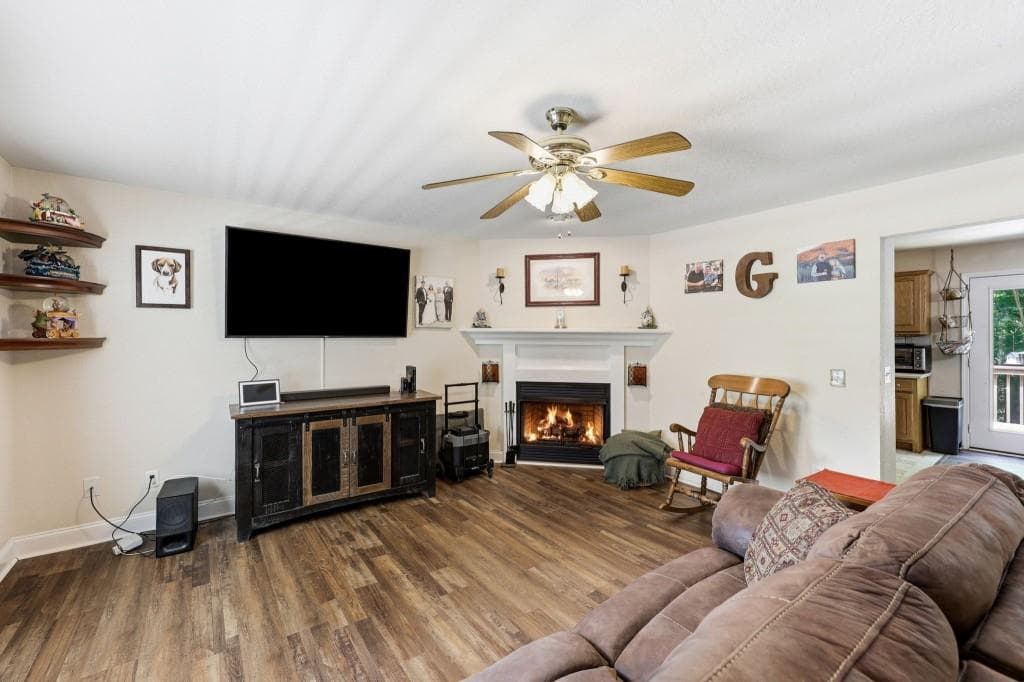 3 bedroom, 3 bathroom, 2,208 sq ft single family residence for sale at 188 Seaborn Drive, Cleveland, GA 30528 — photo 3
