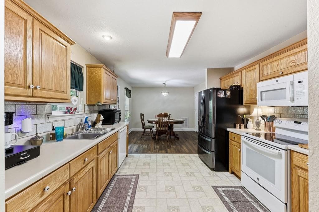 3 bedroom, 3 bathroom, 2,208 sq ft single family residence for sale at 188 Seaborn Drive, Cleveland, GA 30528 — photo 4