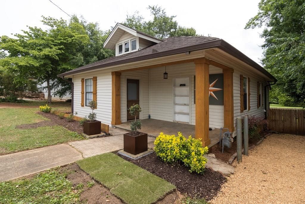 2 bedroom, 2 bathroom, 1,001 sq ft single family residence for sale at 119 Harmon Avenue, Carrollton, GA 30117