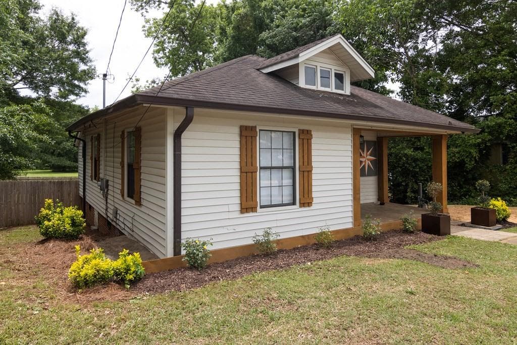 2 bedroom, 2 bathroom, 1,001 sq ft single family residence for sale at 119 Harmon Avenue, Carrollton, GA 30117 — photo 3