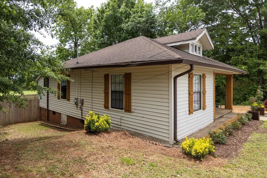 2 bedroom, 2 bathroom, 1,001 sq ft single family residence for sale at 119 Harmon Avenue, Carrollton, GA 30117 — photo 4