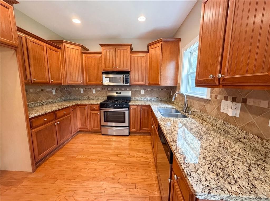 4 bedroom, 3 bathroom, 2,176 sq ft single family residence under contract at 2983 Boulder Walk Court, Atlanta, GA 30316 — photo 2