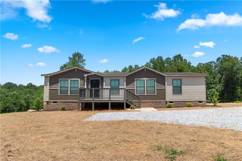 3 bedroom, 2 bathroom, 1,530 sq ft single family residence for sale at 654 Robertson Loop Road, Clarkesville, GA 30523