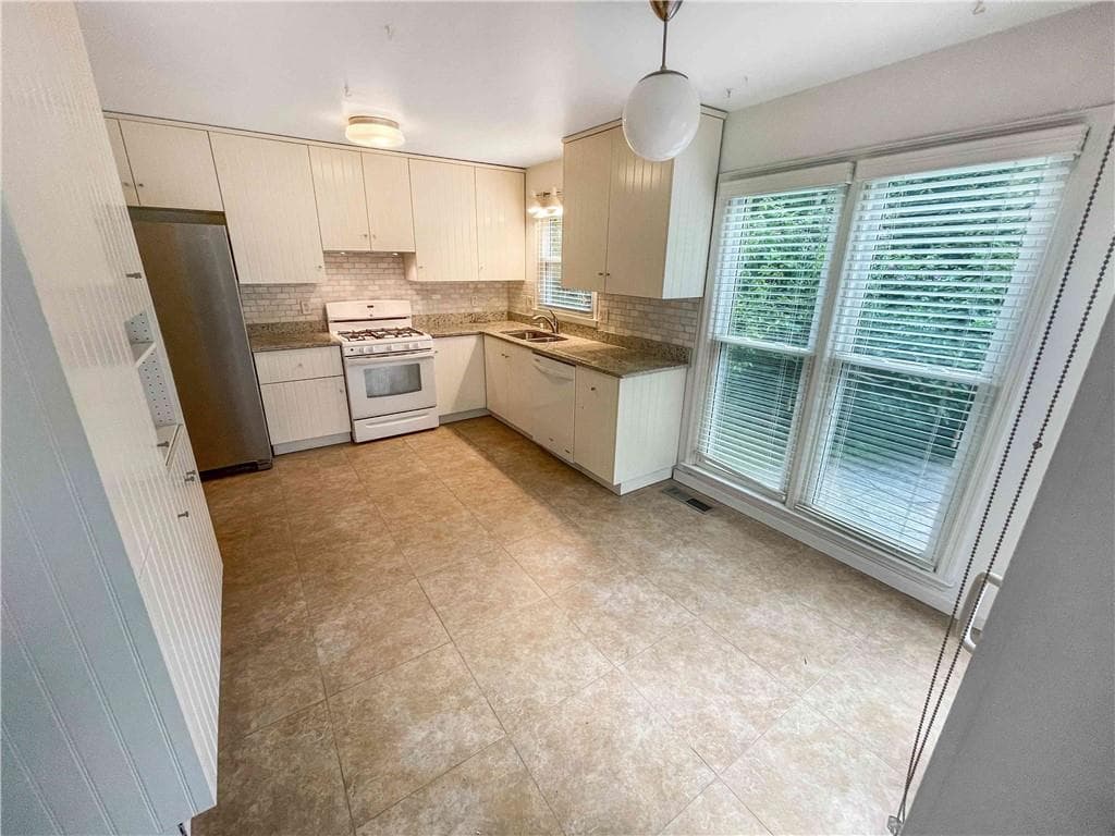 3 bedroom, 4 bathroom, 2,476 sq ft single family residence for rent at 1454 Hembree Station Drive, Marietta, GA 30062 for $2,599 a month — photo 7