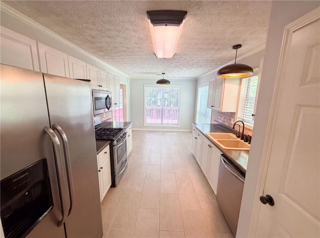 4 bedroom, 3 bathroom, 2,129 sq ft single family residence under contract at 245 Mary Lynn Lane, Newnan, GA 30265 — photo 2