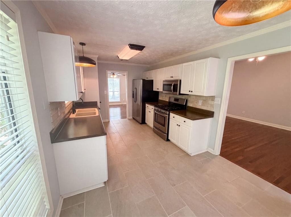 4 bedroom, 3 bathroom, 2,129 sq ft single family residence under contract at 245 Mary Lynn Lane, Newnan, GA 30265 — photo 6