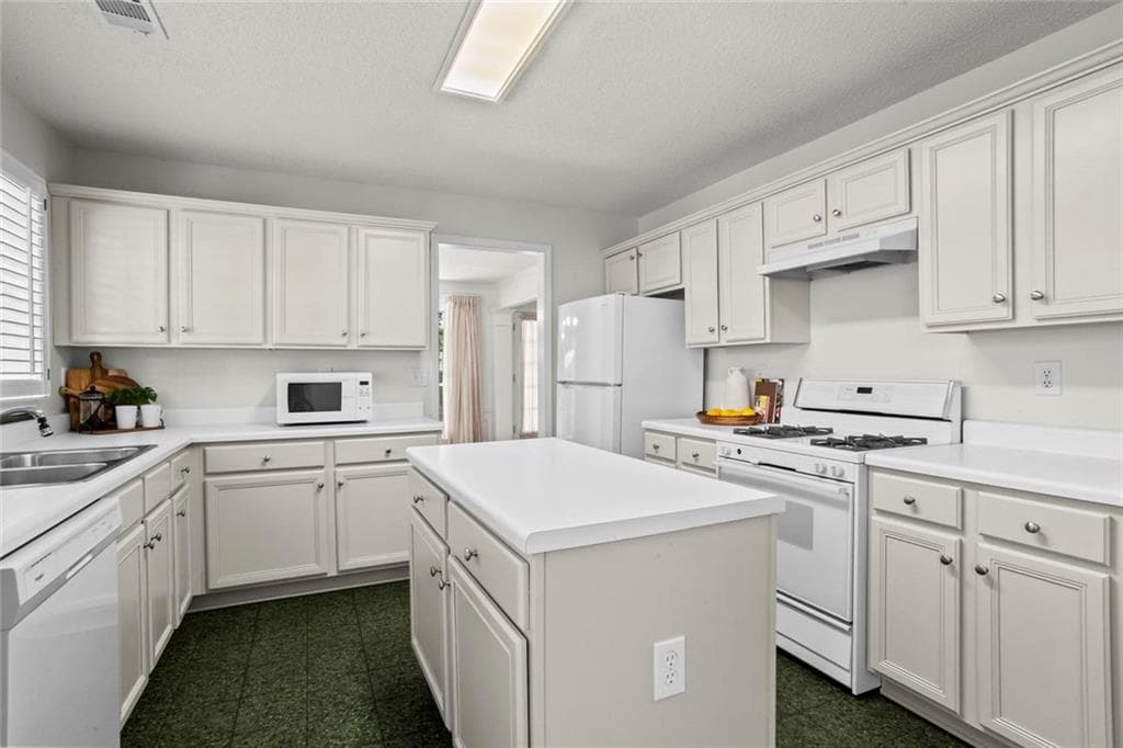 3 bedroom, 2 bathroom, 1,869 sq ft single family residence under contract at 3445 Lakeheath Drive, Cumming, GA 30041 — photo 10