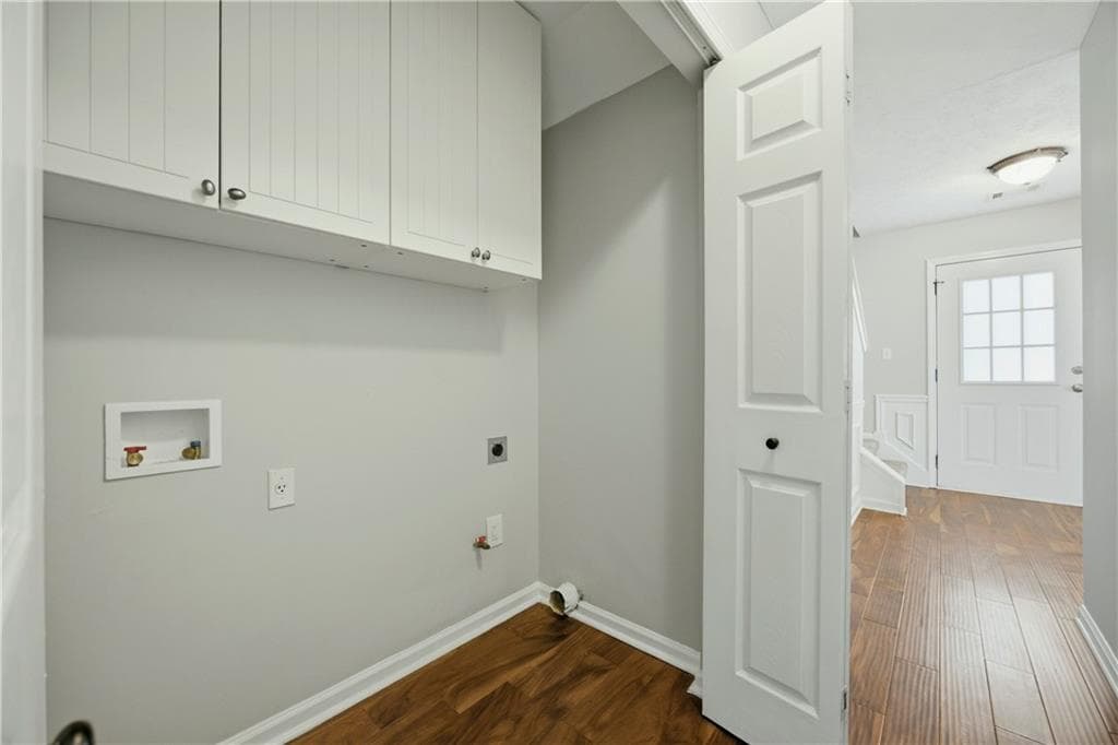 4 bedroom, 3 bathroom, 2,125 sq ft single family residence for sale at 1115 Winthrope Chase Drive, Alpharetta, GA 30009 — photo 4