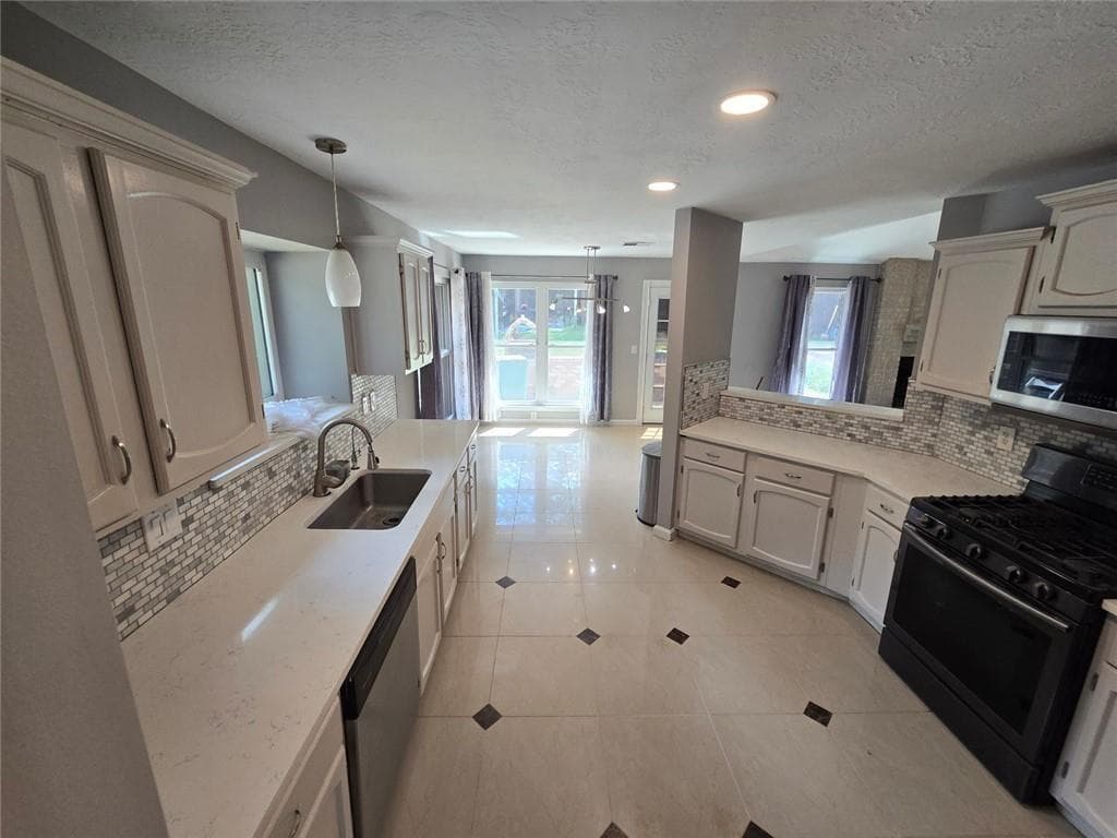 3 bedroom, 3 bathroom, 2,242 sq ft single family residence for sale at 6992 Ivy Pointe Row, Austell, GA 30168 — photo 5