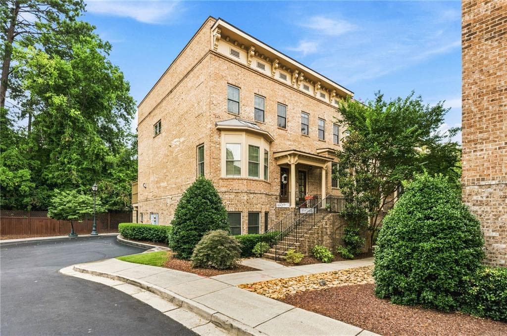 3 bedroom, 4 bathroom, 2,212 sq ft townhouse for sale at 519 Ansley Circle, Atlanta, GA 30324