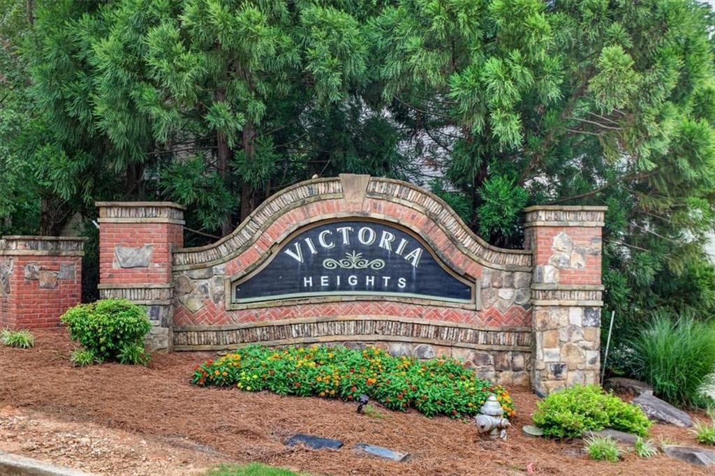 6 bedroom, 4 bathroom, 3,942 sq ft single family residence for sale at 405 Victoria Heights Drive, Dallas, GA 30132 — photo 2