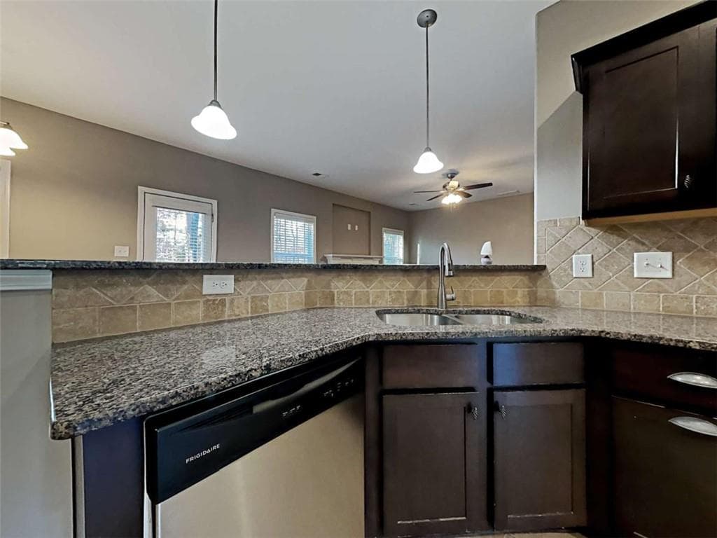 5 bedroom, 3 bathroom, 2,722 sq ft single family residence for sale at 337 Cliffhaven Circle, Newnan, GA 30263 — photo 7