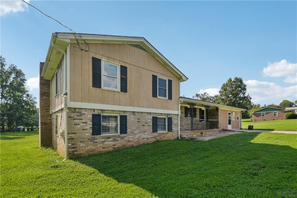 3 bedroom, 2 bathroom, 2,204 sq ft single family residence for sale at 4773 Bell Circle, Conyers, GA 30094 — photo 2
