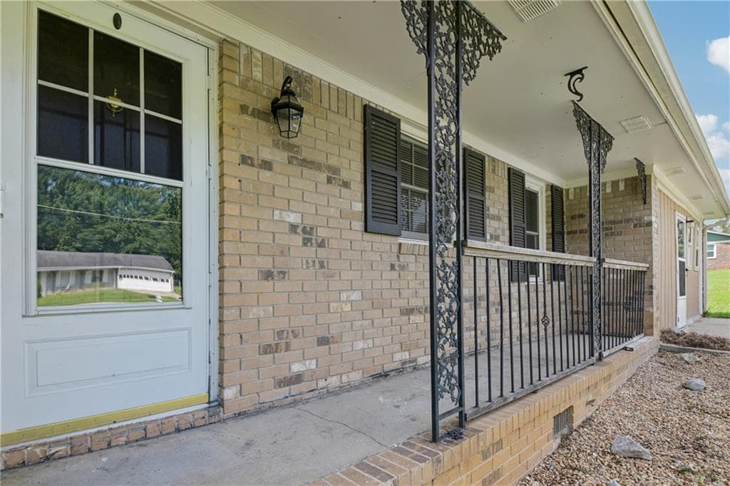 3 bedroom, 2 bathroom, 2,204 sq ft single family residence for sale at 4773 Bell Circle, Conyers, GA 30094 — photo 3