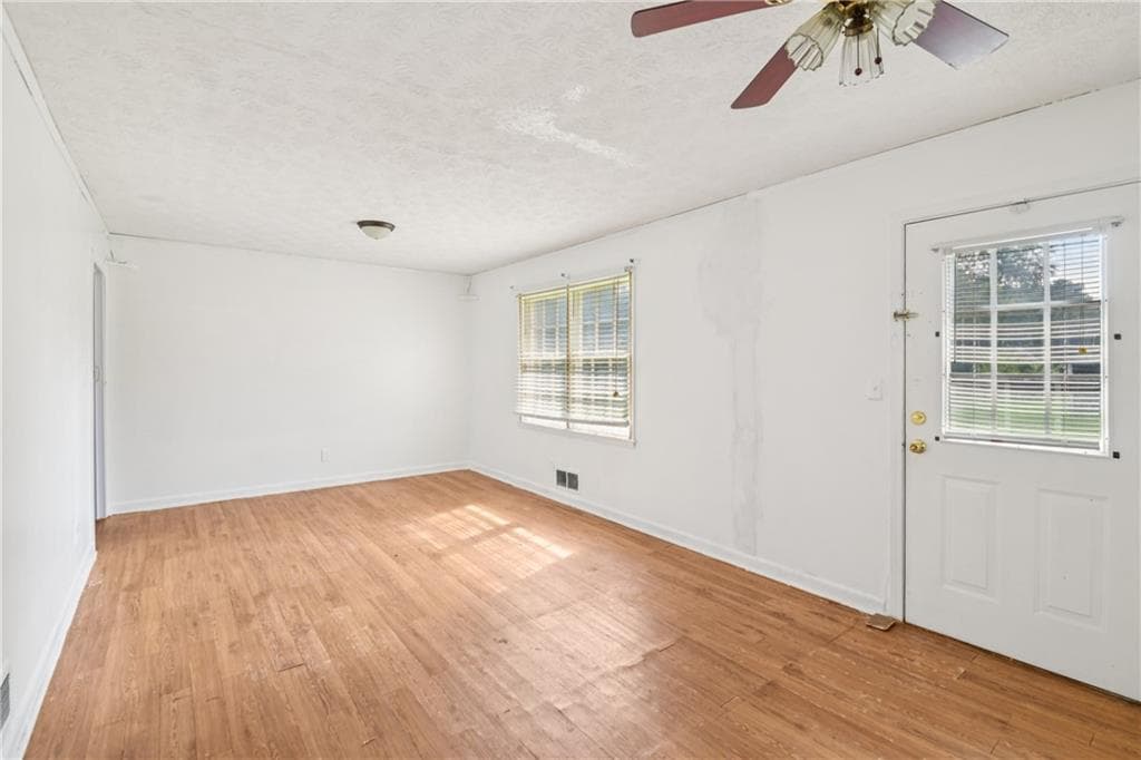 3 bedroom, 2 bathroom, 2,204 sq ft single family residence for sale at 4773 Bell Circle, Conyers, GA 30094 — photo 4