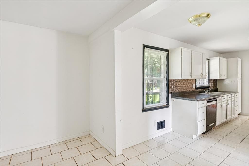 3 bedroom, 2 bathroom, 2,204 sq ft single family residence for sale at 4773 Bell Circle, Conyers, GA 30094 — photo 9