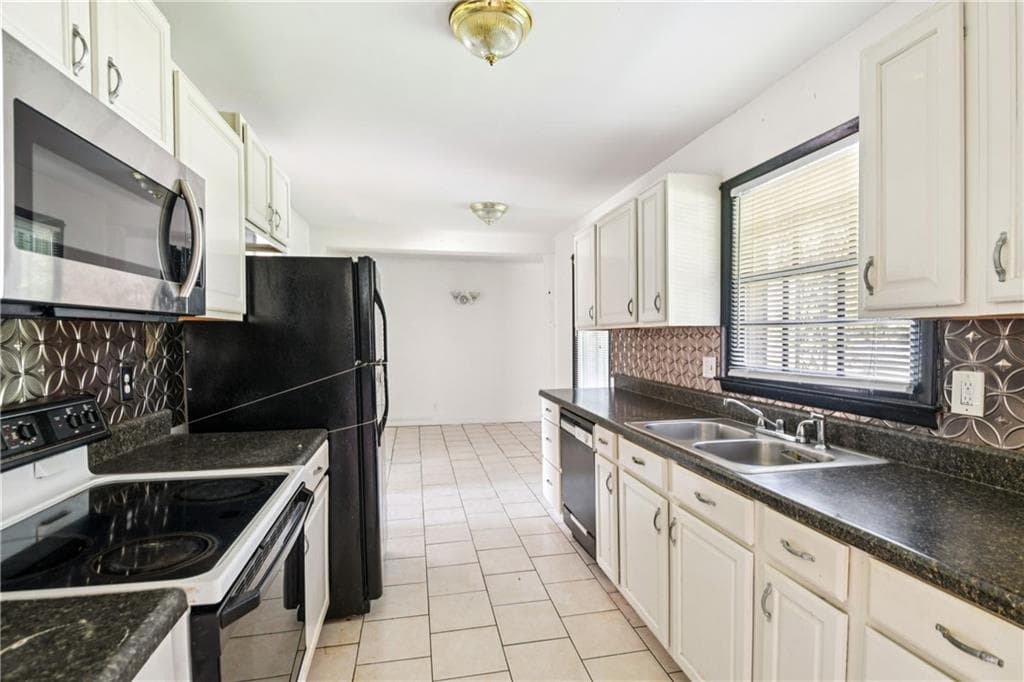 3 bedroom, 2 bathroom, 2,204 sq ft single family residence for sale at 4773 Bell Circle, Conyers, GA 30094 — photo 10
