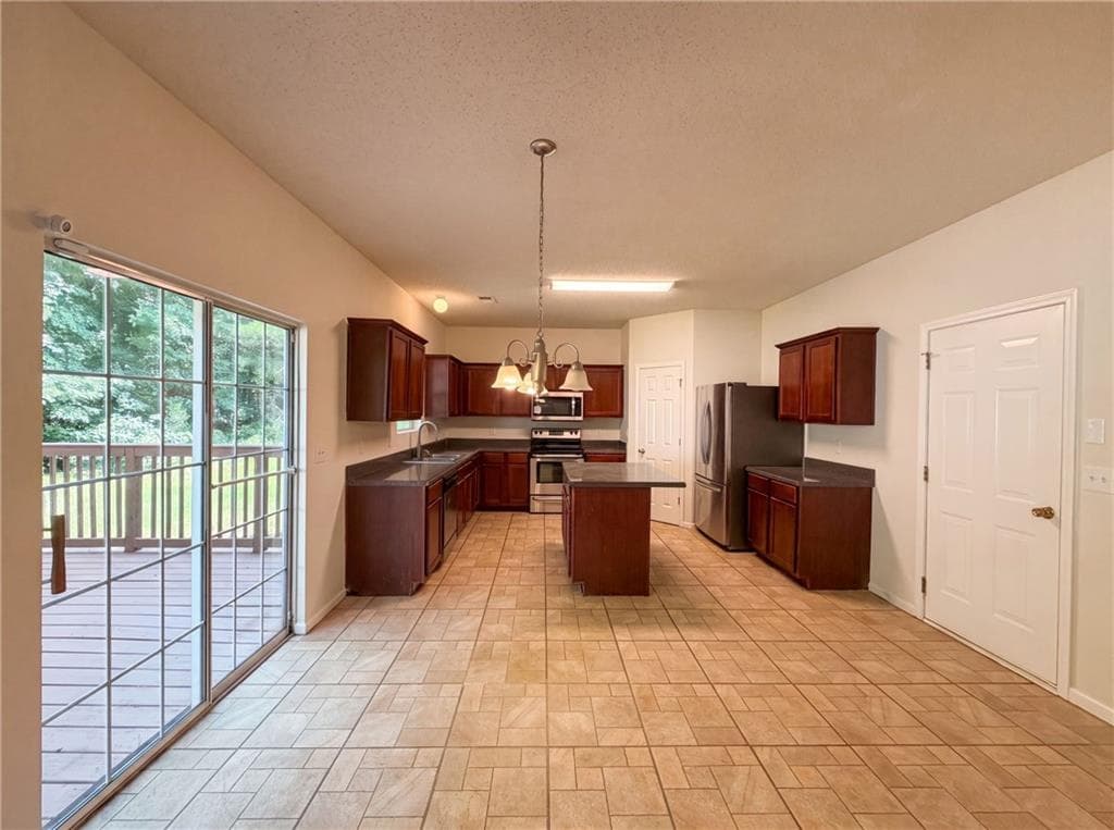 4 bedroom, 3 bathroom, 2,540 sq ft single family residence under contract at 6257 Polar Fox Court, Riverdale, GA 30296 — photo 2