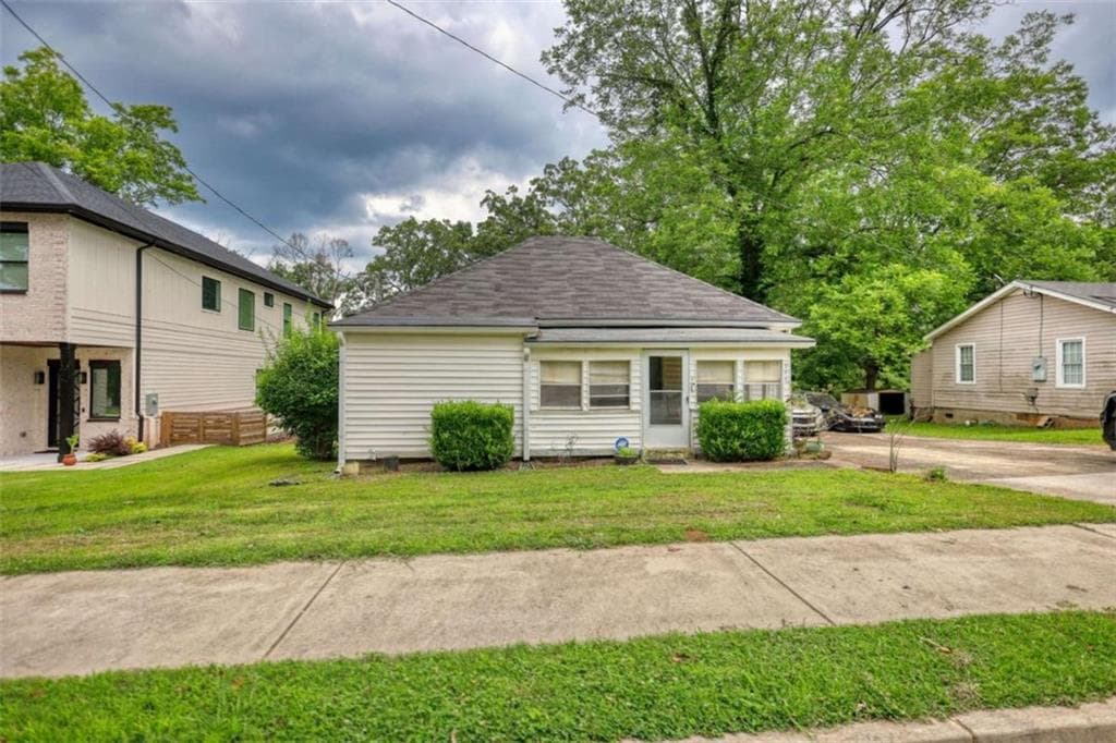 3 bedroom, 1 bathroom, 1,128 sq ft single family residence for sale at 250 Bona Rd, Buford, GA 30518