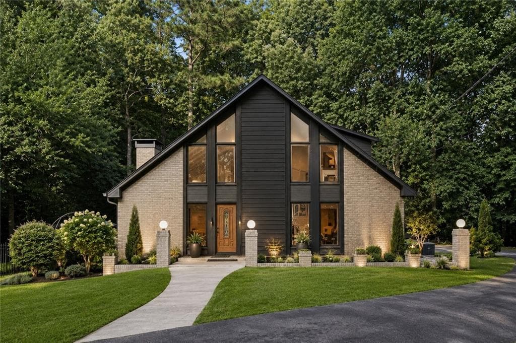 4 bedroom, 3 bathroom, 4,039 sq ft single family residence under contract at 1605 Saint Tropez Way, Atlanta, GA 30350 — photo 2