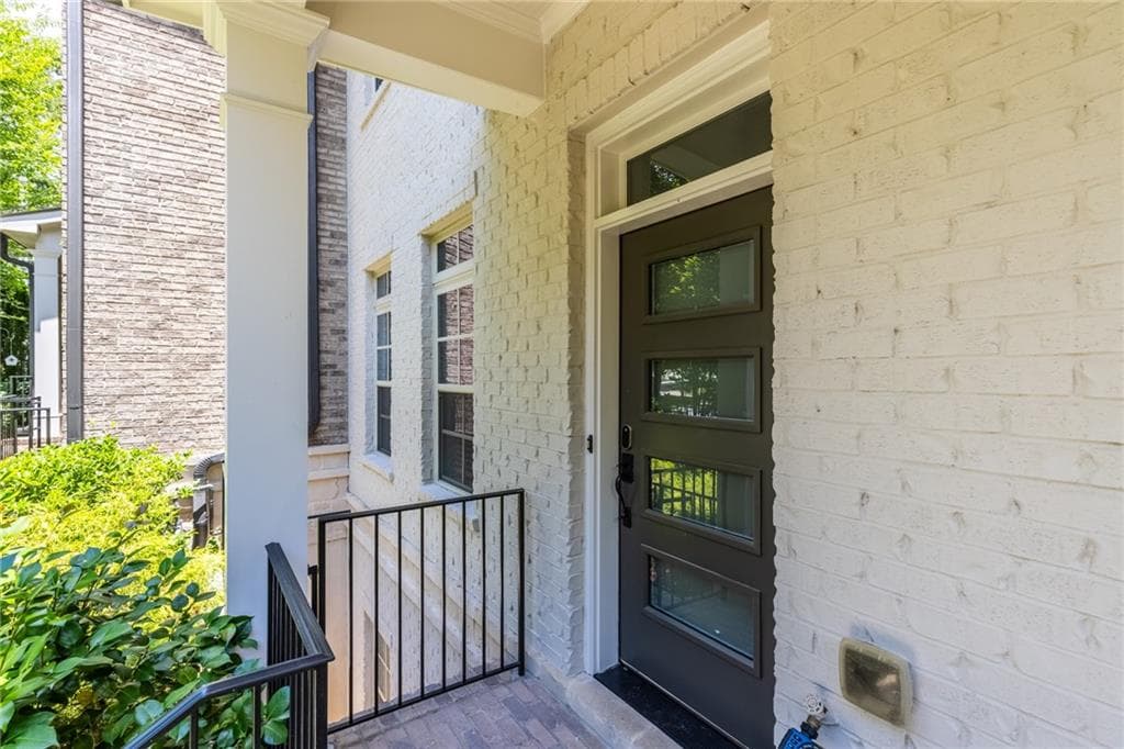 3 bedroom, 4 bathroom, 2,237 sq ft townhouse for sale at 4147 Township Parkway, Atlanta, GA 30342 — photo 4