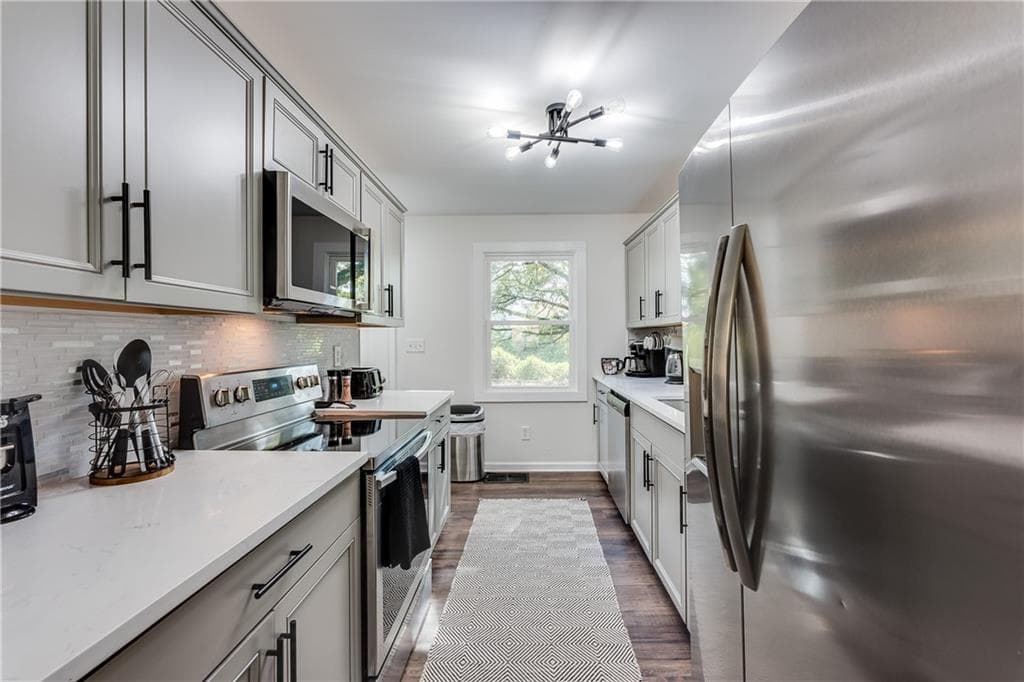 3 bedroom, 3 bathroom, 1,525 sq ft single family residence for sale at 946 Astor Avenue, Atlanta, GA 30310 — photo 7