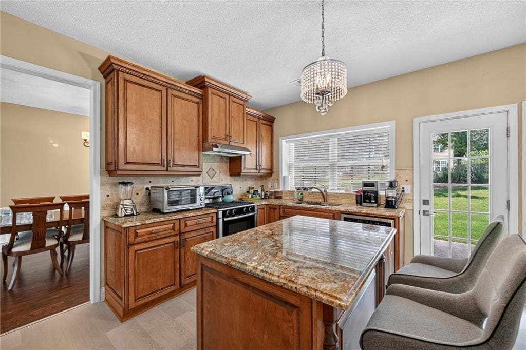 4 bedroom, 3 bathroom, 2,284 sq ft single family residence for sale at 11675 Crossington Road, Johns Creek, GA 30005 — photo 6