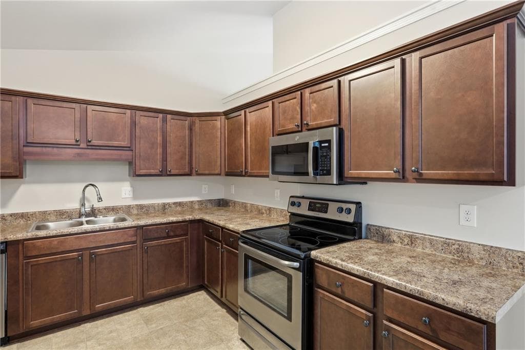 4 bedroom, 3 bathroom, 1,937 sq ft single family residence under contract at 77 Walnut Creek Court, Dallas, GA 30157 — photo 2
