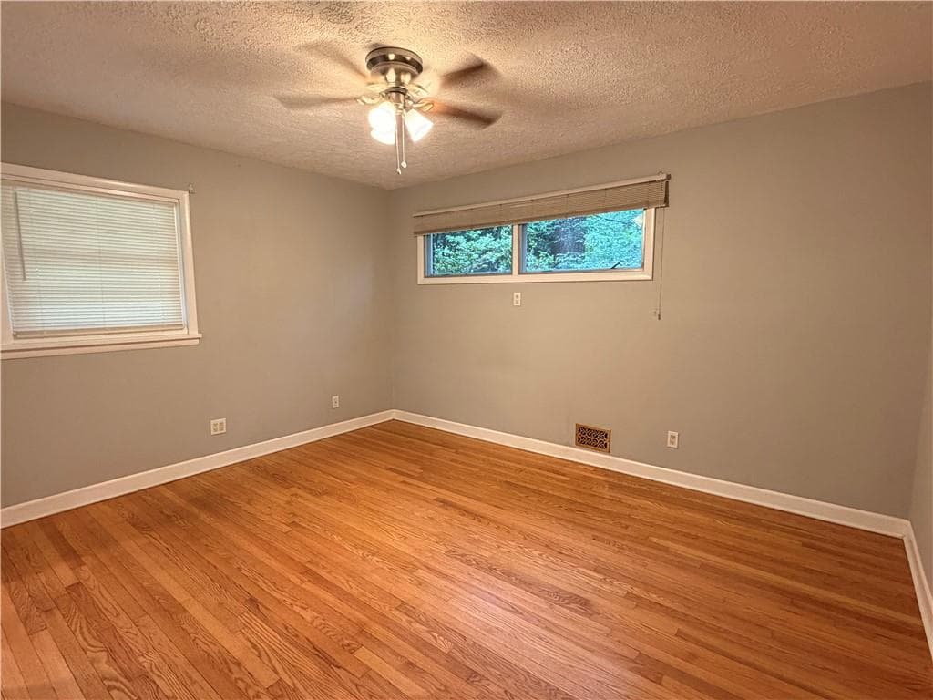 3 bedroom, 2 bathroom, 1,774 sq ft single family residence for sale at 3284 Embry Circle, Atlanta, GA 30341 — photo 6