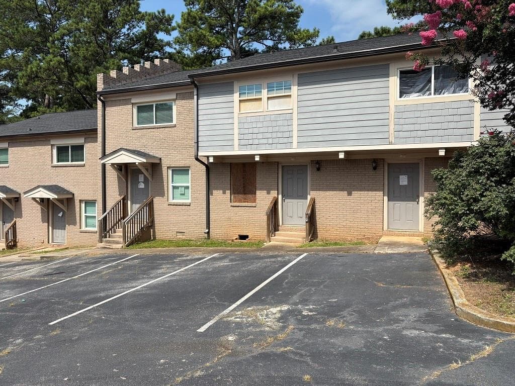 2 bedroom, 2 bathroom, 1,728 sq ft townhouse for sale at 2604 Campbellton Road 2G, Atlanta, GA 30311 — photo 1 of 12