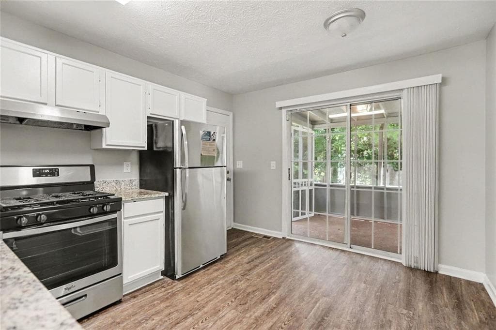 3 bedroom, 3 bathroom, 2,220 sq ft single family residence for sale at 3002 Cascade Manor Drive, Decatur, GA 30034 — photo 4