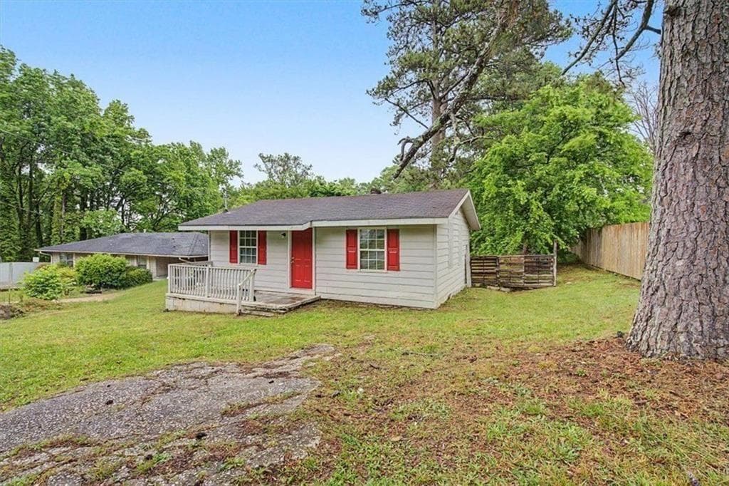 3 bedroom, 1 bathroom, 768 sq ft single family residence under contract at 8012 Green Street, Douglasville, GA 30134 — photo 3