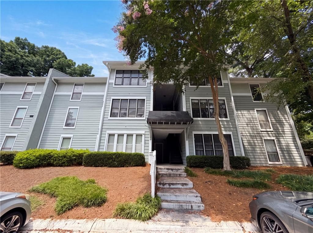 1 bedroom, 1 bathroom, 859 sq ft condominium for sale at 216 Summit North Drive, Atlanta, GA 30324 — photo 1 of 21