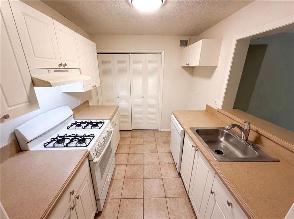 1 bedroom, 1 bathroom, 859 sq ft condominium for sale at 216 Summit North Drive, Atlanta, GA 30324 — photo 2