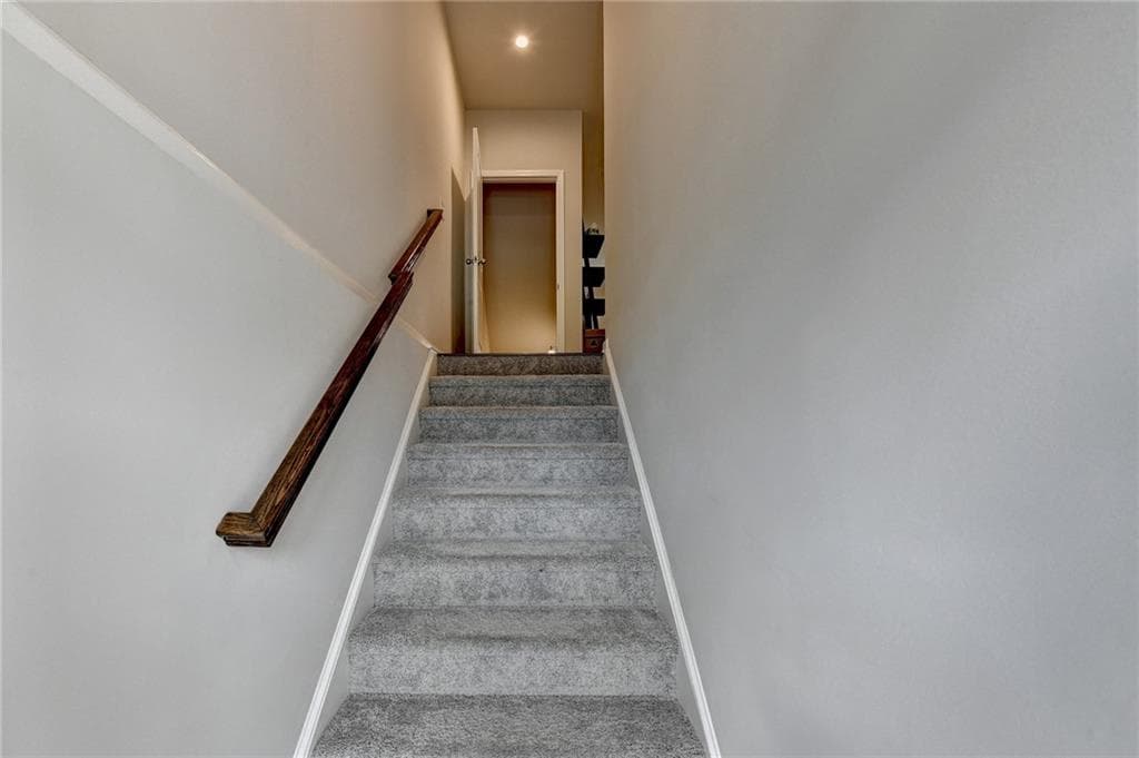 3 bedroom, 4 bathroom, 2,084 sq ft townhouse for sale at 2719 Hedgeway Circle, Kennesaw, GA 30144 — photo 3