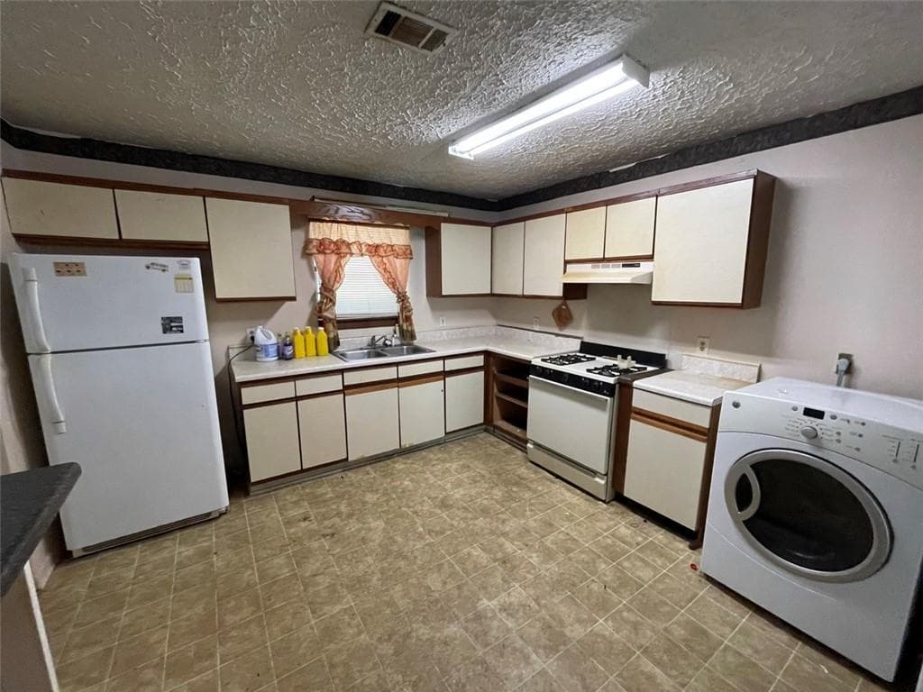 3 bedroom, 2 bathroom, 1,176 sq ft single family residence for sale at 2177 Jonathan Avenue, Lithonia, GA 30058 — photo 4