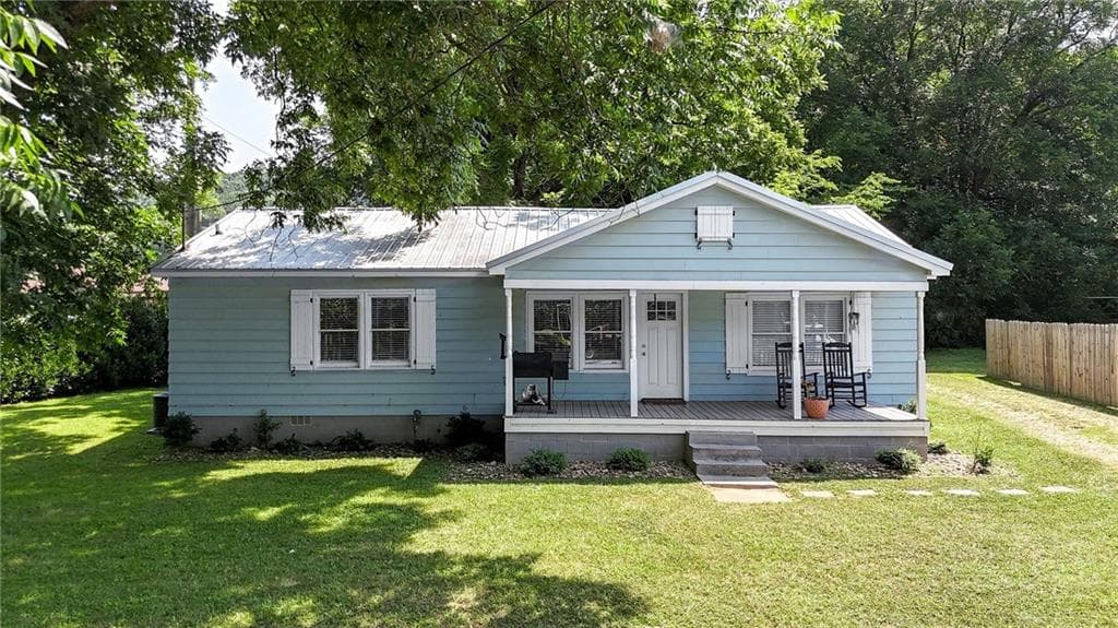 3 bedroom, 2 bathroom, 1,388 sq ft single family residence for sale at 430 Elm Street, Calhoun, GA 30701 — photo 1 of 43