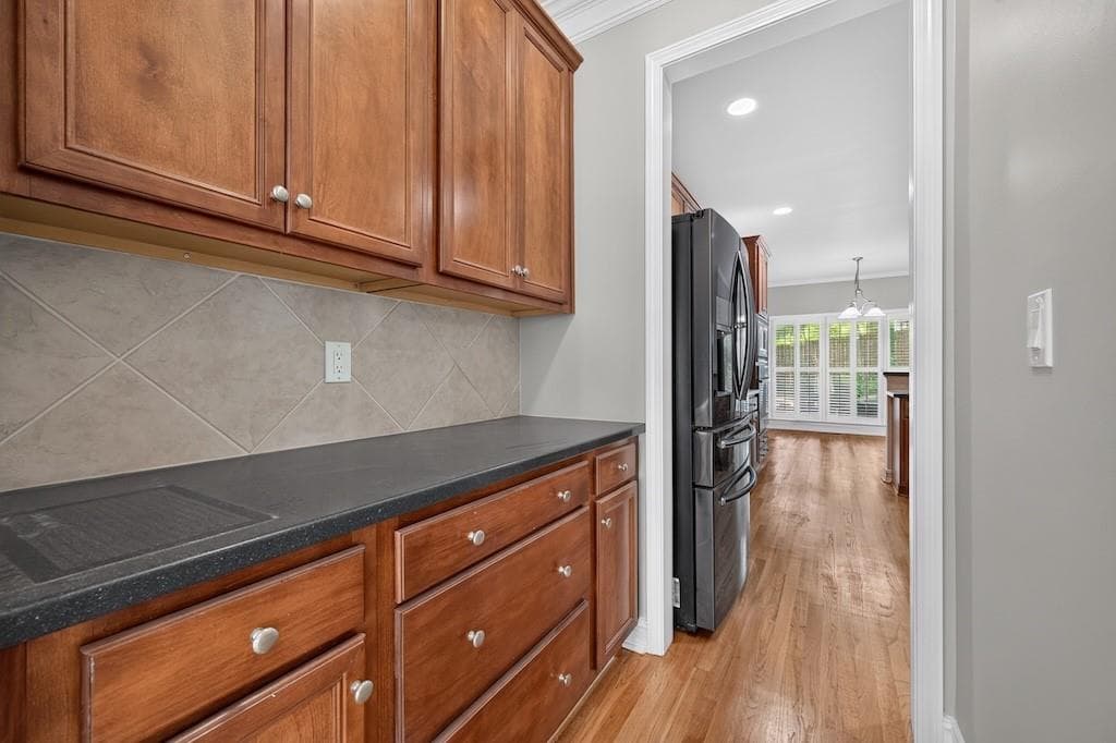 4 bedroom, 4 bathroom, 2,399 sq ft townhouse under contract at 7258 Village Creek Trace, Atlanta, GA 30328 — photo 2