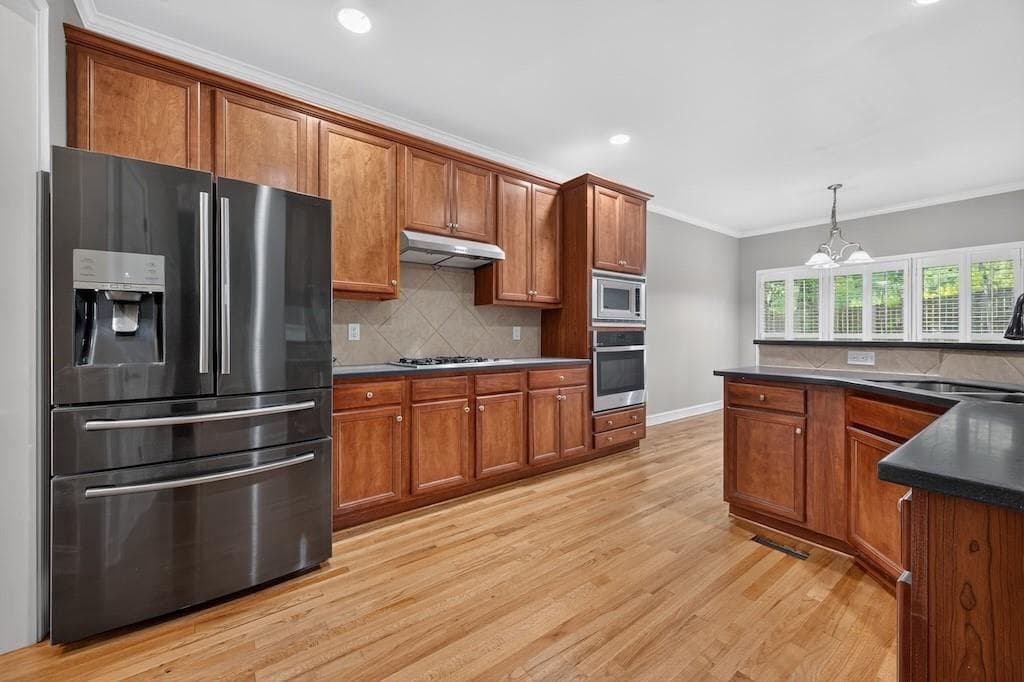 4 bedroom, 4 bathroom, 2,399 sq ft townhouse under contract at 7258 Village Creek Trace, Atlanta, GA 30328 — photo 3
