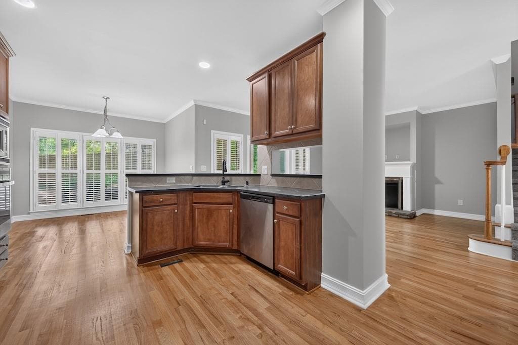 4 bedroom, 4 bathroom, 2,399 sq ft townhouse under contract at 7258 Village Creek Trace, Atlanta, GA 30328 — photo 4