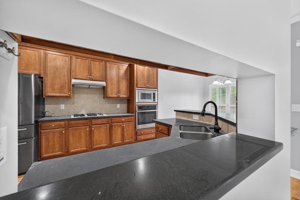 4 bedroom, 4 bathroom, 2,399 sq ft townhouse under contract at 7258 Village Creek Trace, Atlanta, GA 30328 — photo 7